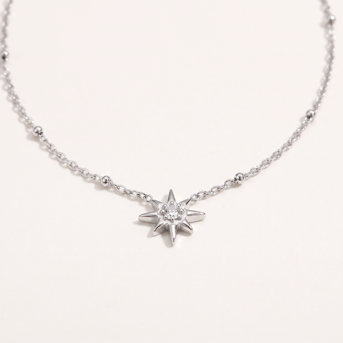 Collier ras de cou étoile à strass, détail du motif, argenté
