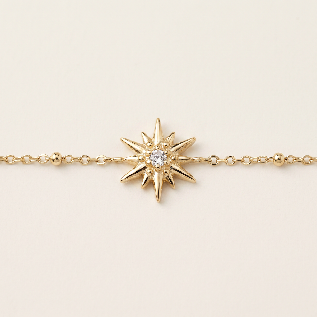 Collier ras de cou étoile à strass, détail du motif, doré
