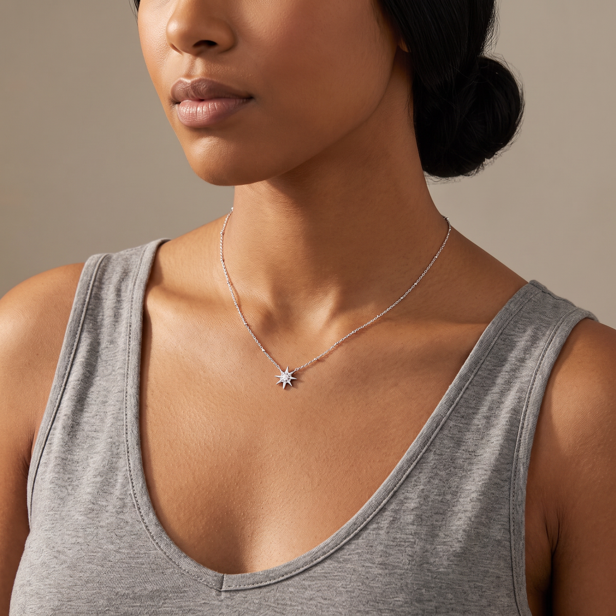 Collier ras de cou étoile à strass, porté mi-corps, argenté