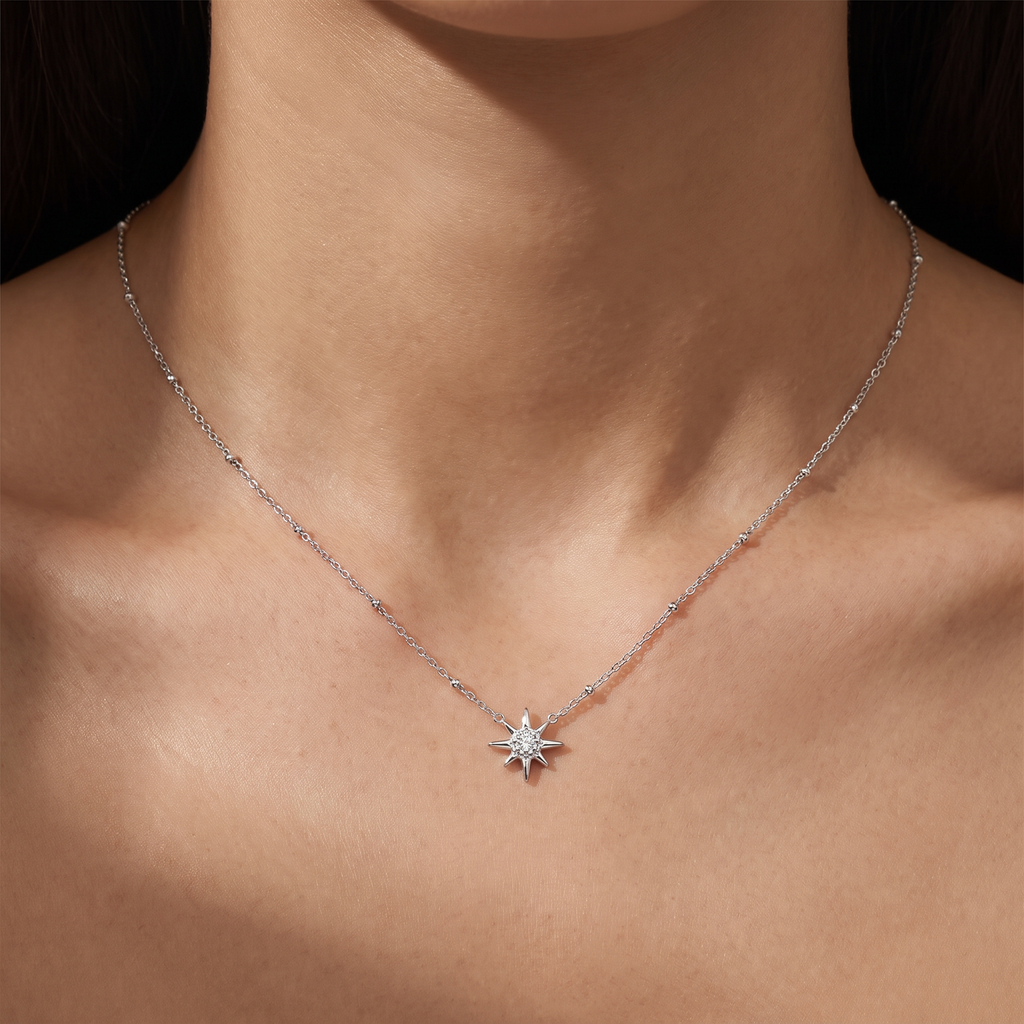 Collier ras de cou étoile à strass, porté, argenté