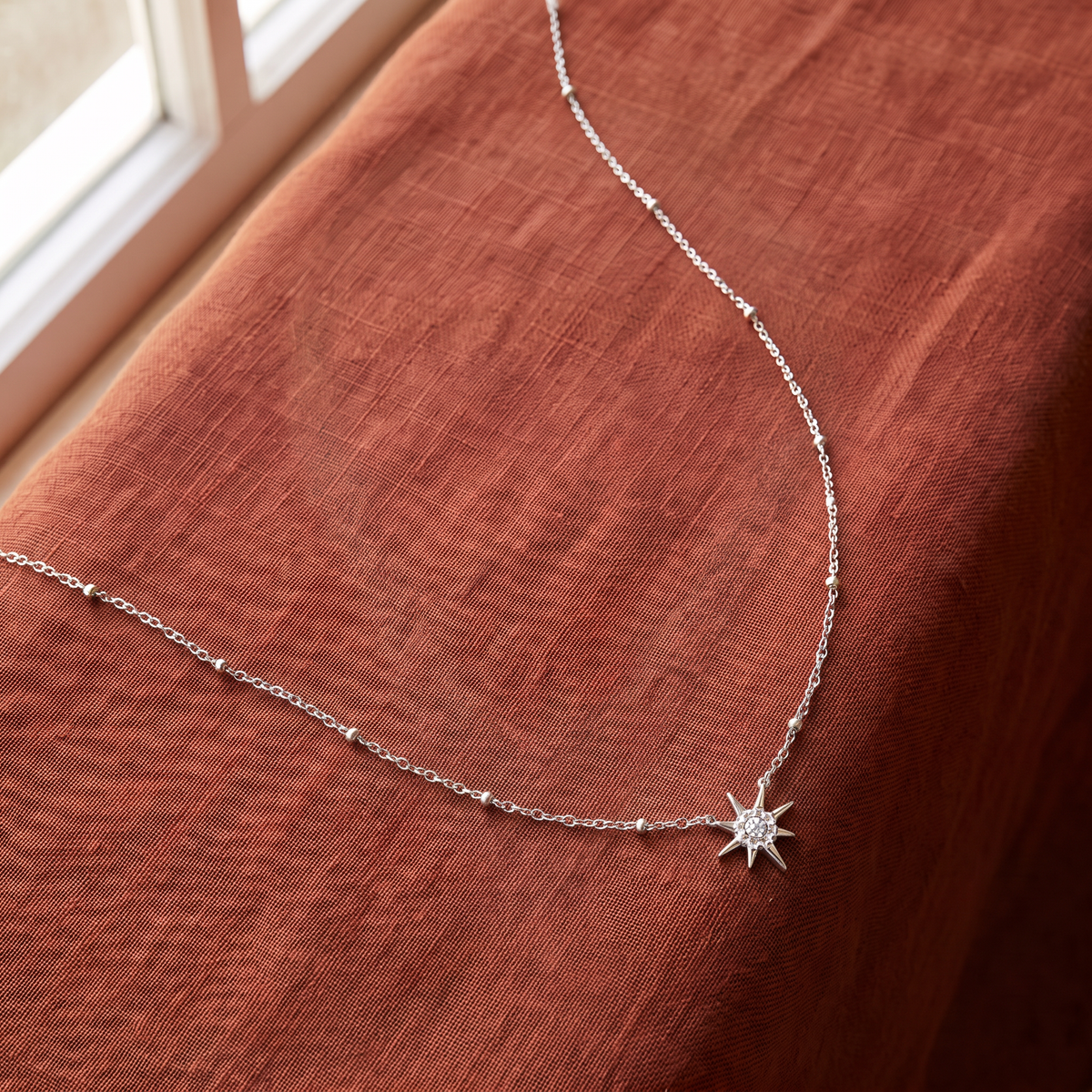Collier ras de cou étoile à strass, porté en tenue, argenté