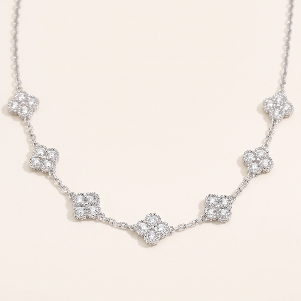 Collier trèfle à strass 41 cm, détail du motif, argenté
