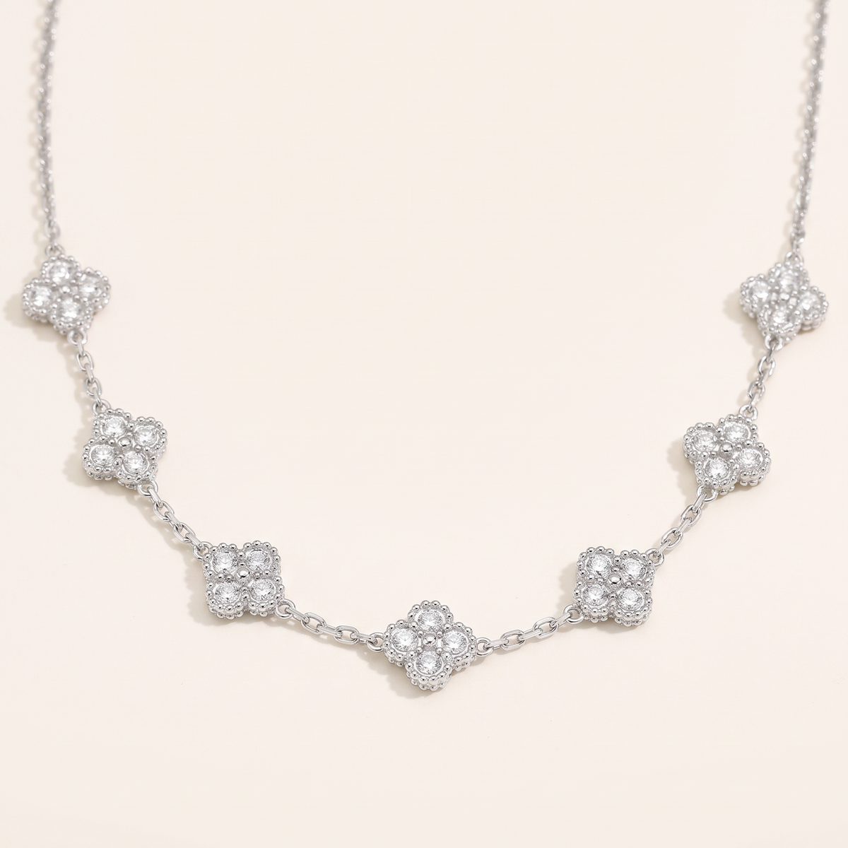 Collier trèfle à strass 41 cm, détail du motif, argenté