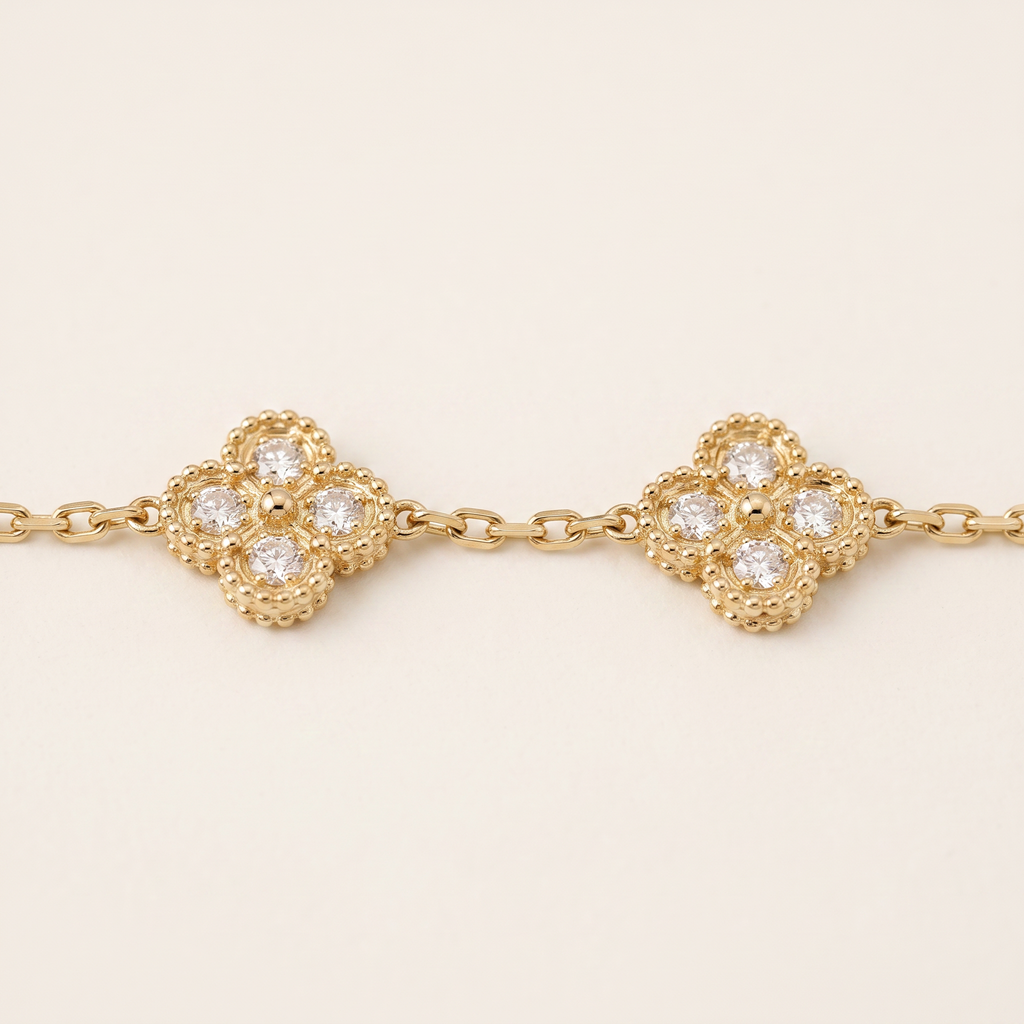 Collier trèfle à strass 41 cm, détail du motif, doré