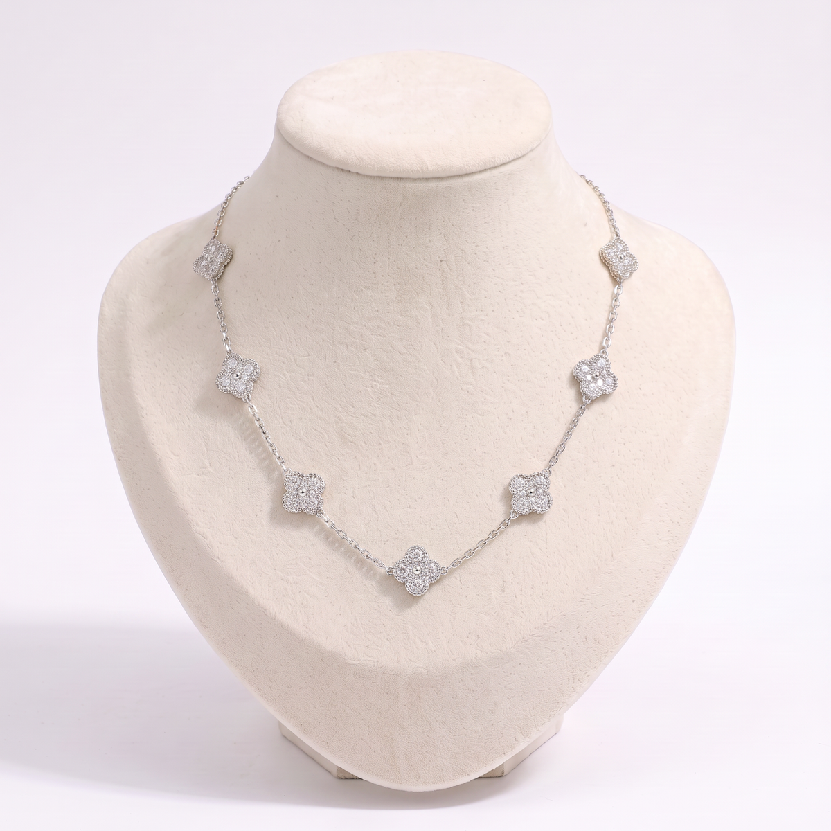 Collier trèfle à strass 41 cm, vue de face, argenté