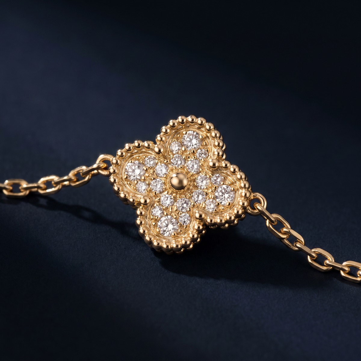 Collier trèfle à strass 41 cm, motif en gros plan