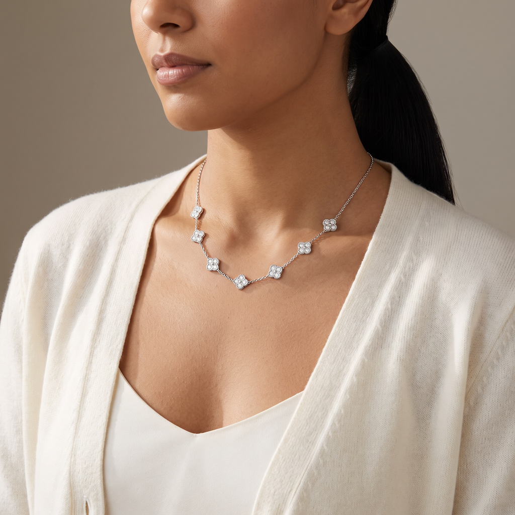 Collier trèfle à strass 41 cm, porté mi-corps, argenté