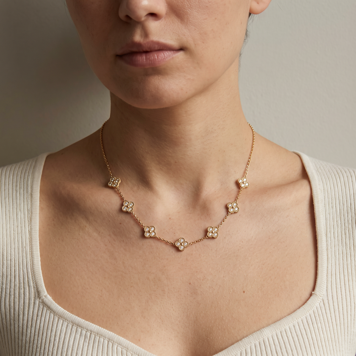 Collier trèfle à strass 41 cm, porté mi-corps, doré