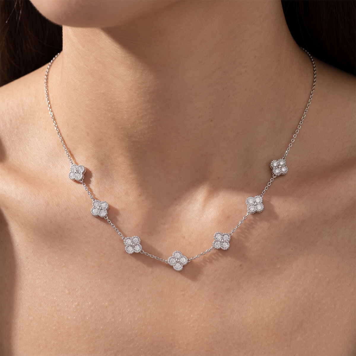 Collier trèfle à strass 41 cm, porté, argenté