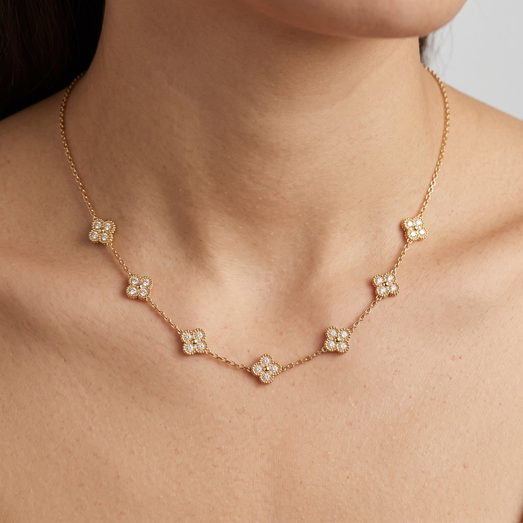 Collier trèfle à strass 41 cm, porté, doré