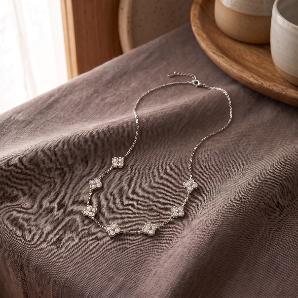 Collier trèfle à strass 41 cm, porté en tenue, argenté