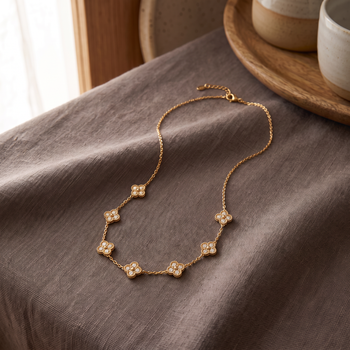 Collier trèfle à strass 41 cm, porté en tenue, doré