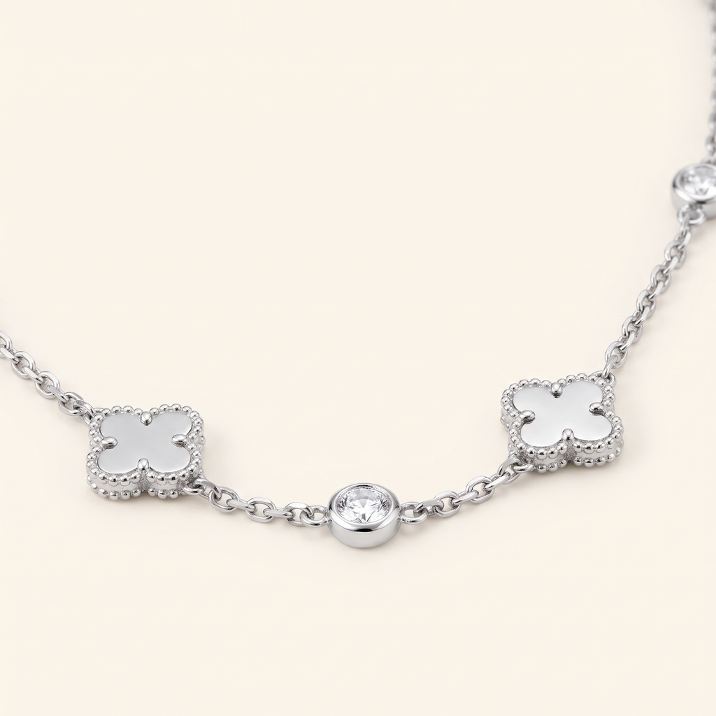 Collier ras de cou trèfle à strass, détail du motif, argenté