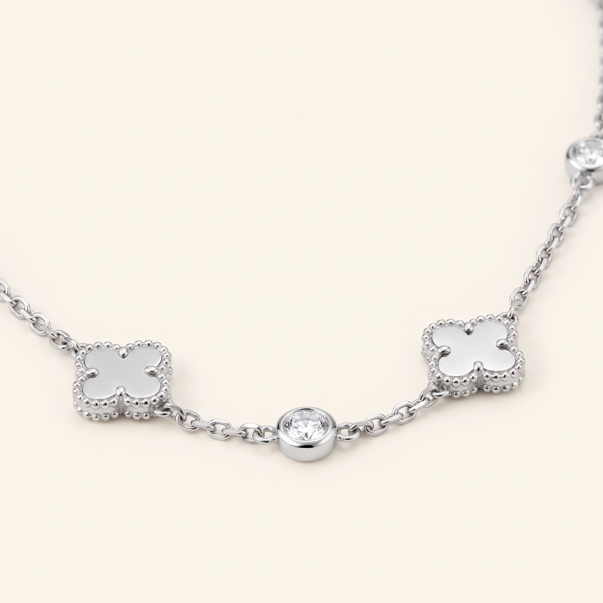 Collier ras de cou trèfle à strass, détail du motif, argenté