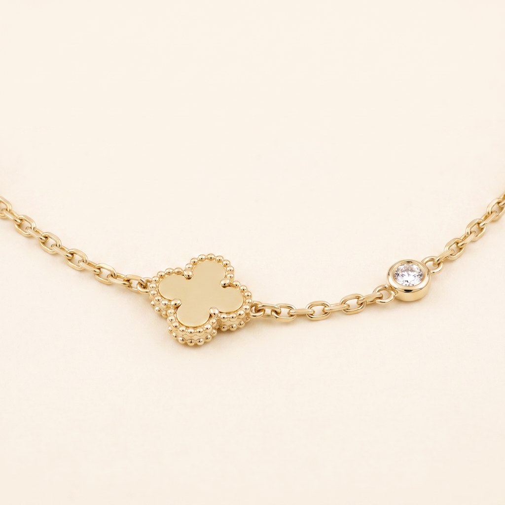 Collier ras de cou trèfle à strass, détail du motif, doré