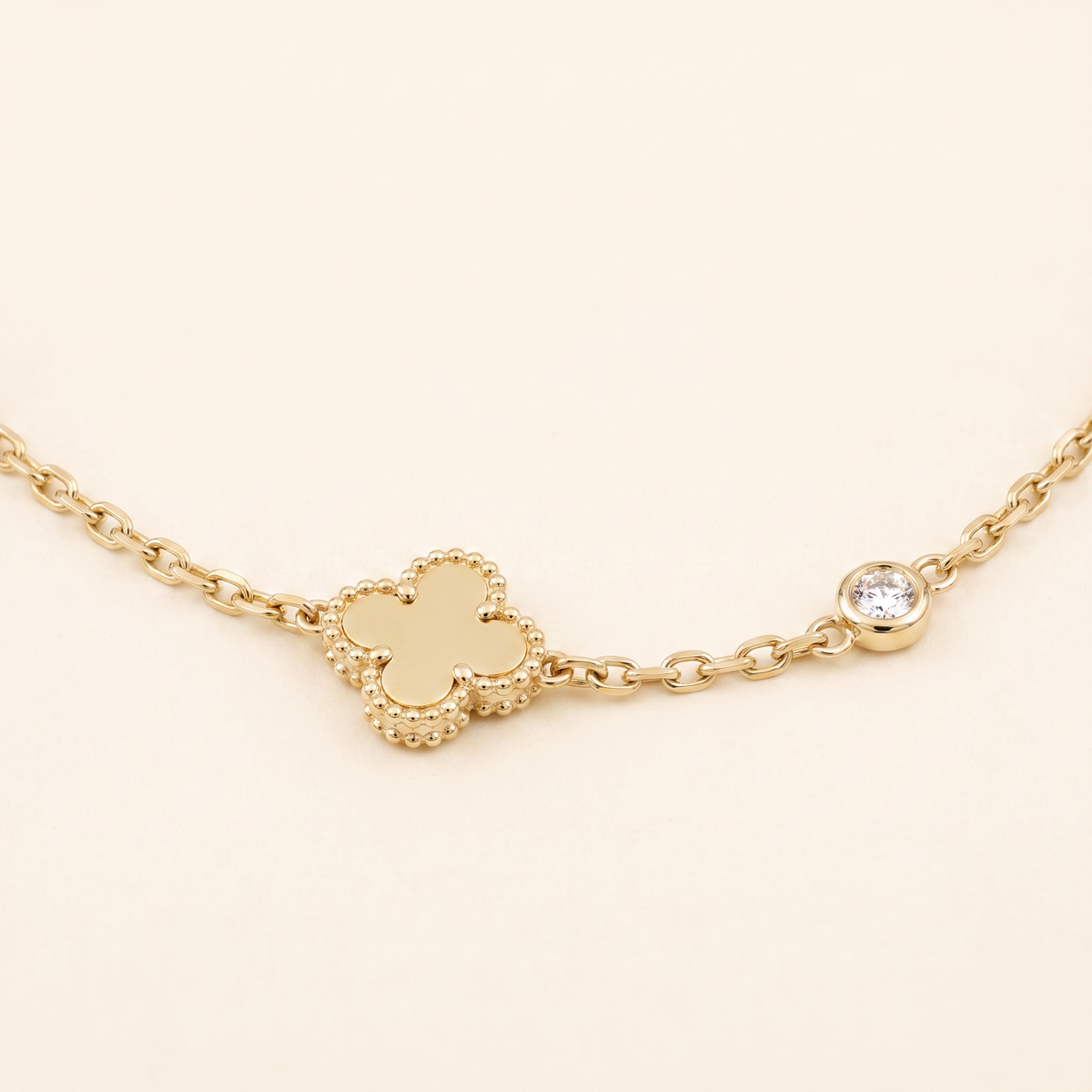 Collier ras de cou trèfle à strass, détail du motif, doré