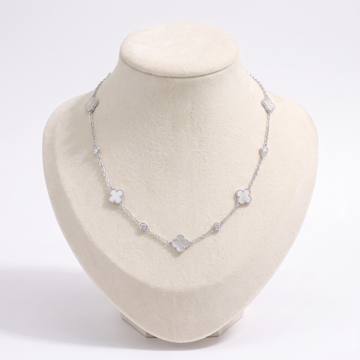 Collier ras de cou trèfle à strass, vue de face, argenté