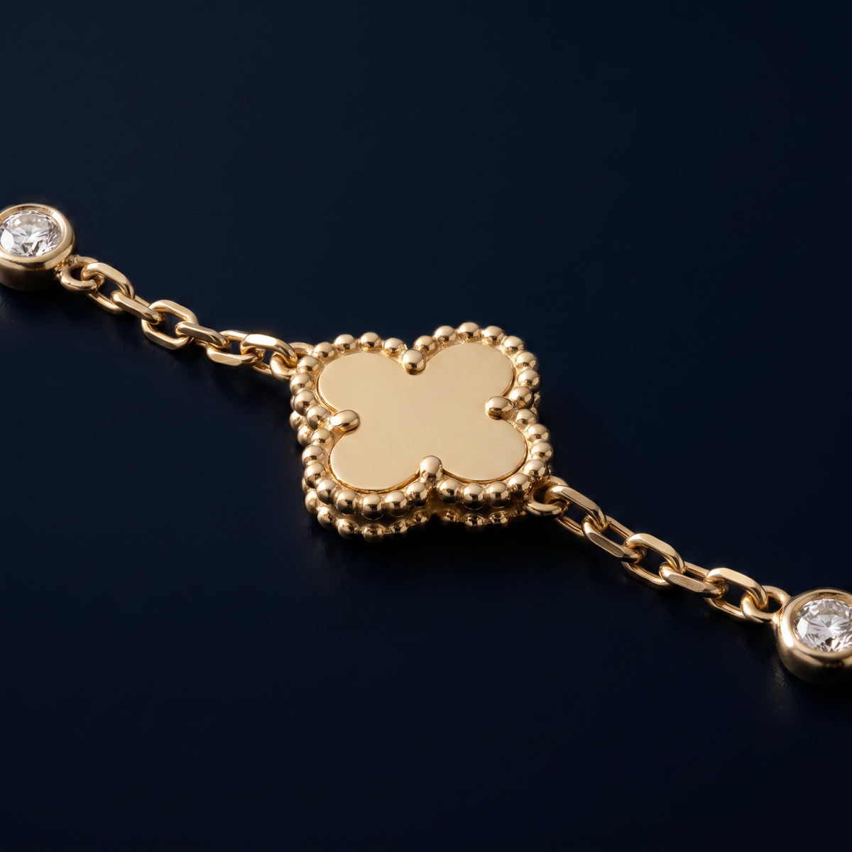Collier ras de cou trèfle à strass, motif en gros plan