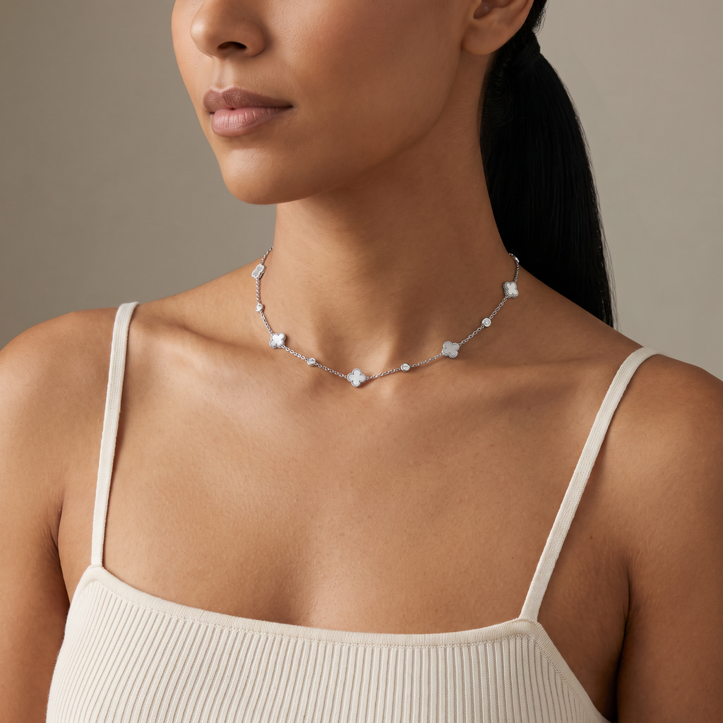 Collier ras de cou trèfle à strass, porté mi-corps, argenté