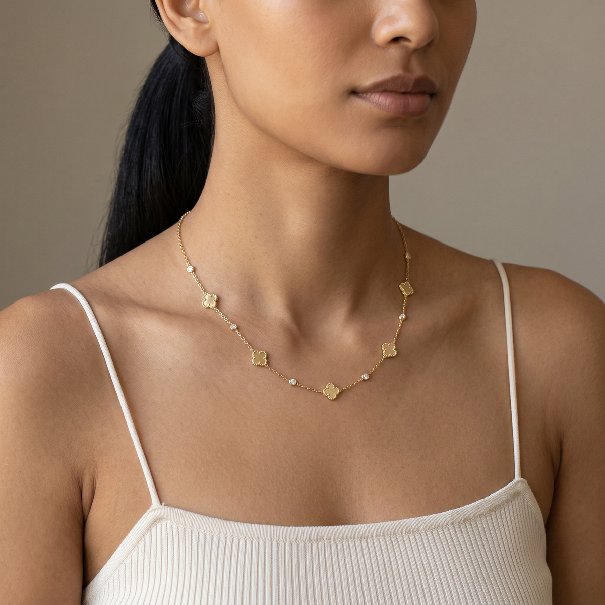 Collier ras de cou trèfle à strass, porté mi-corps