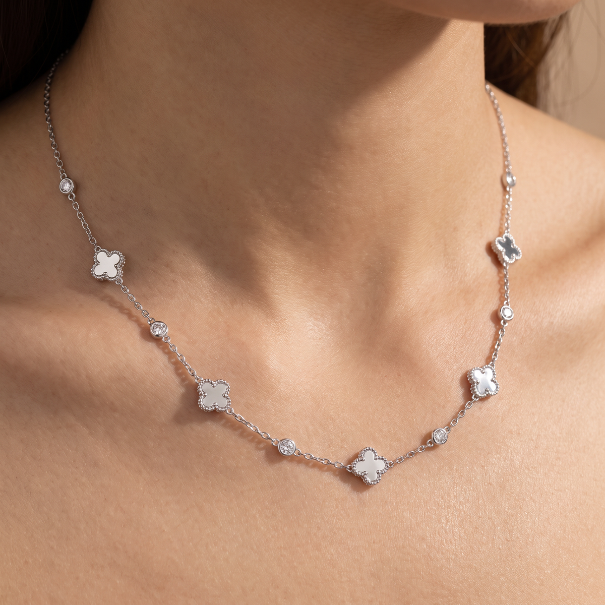 Collier ras de cou trèfle à strass, porté, argenté