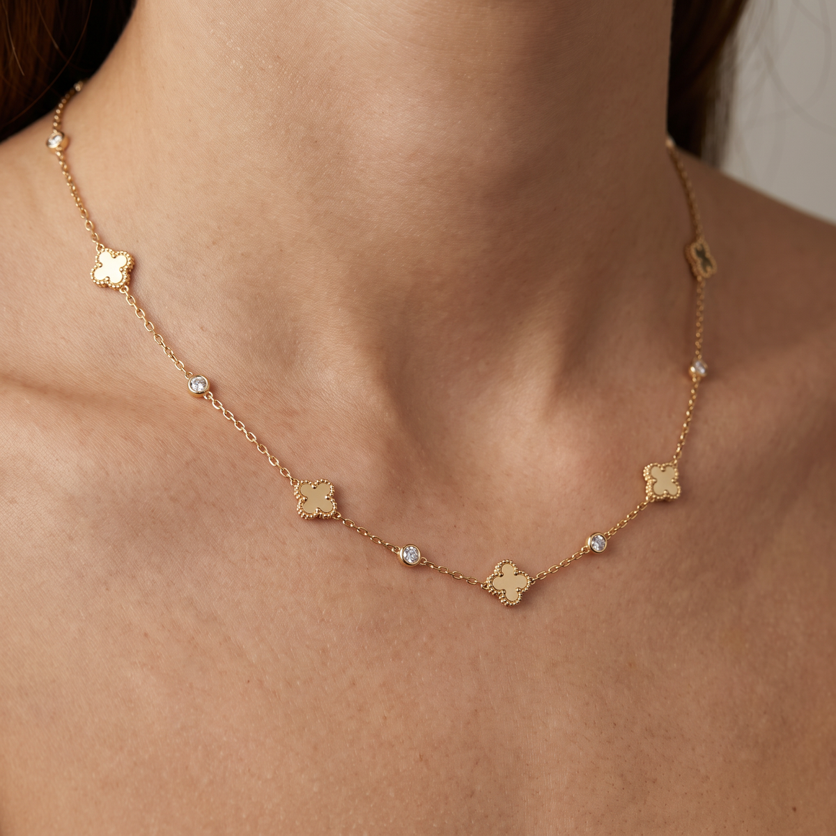 Collier ras de cou trèfle à strass, porté, doré