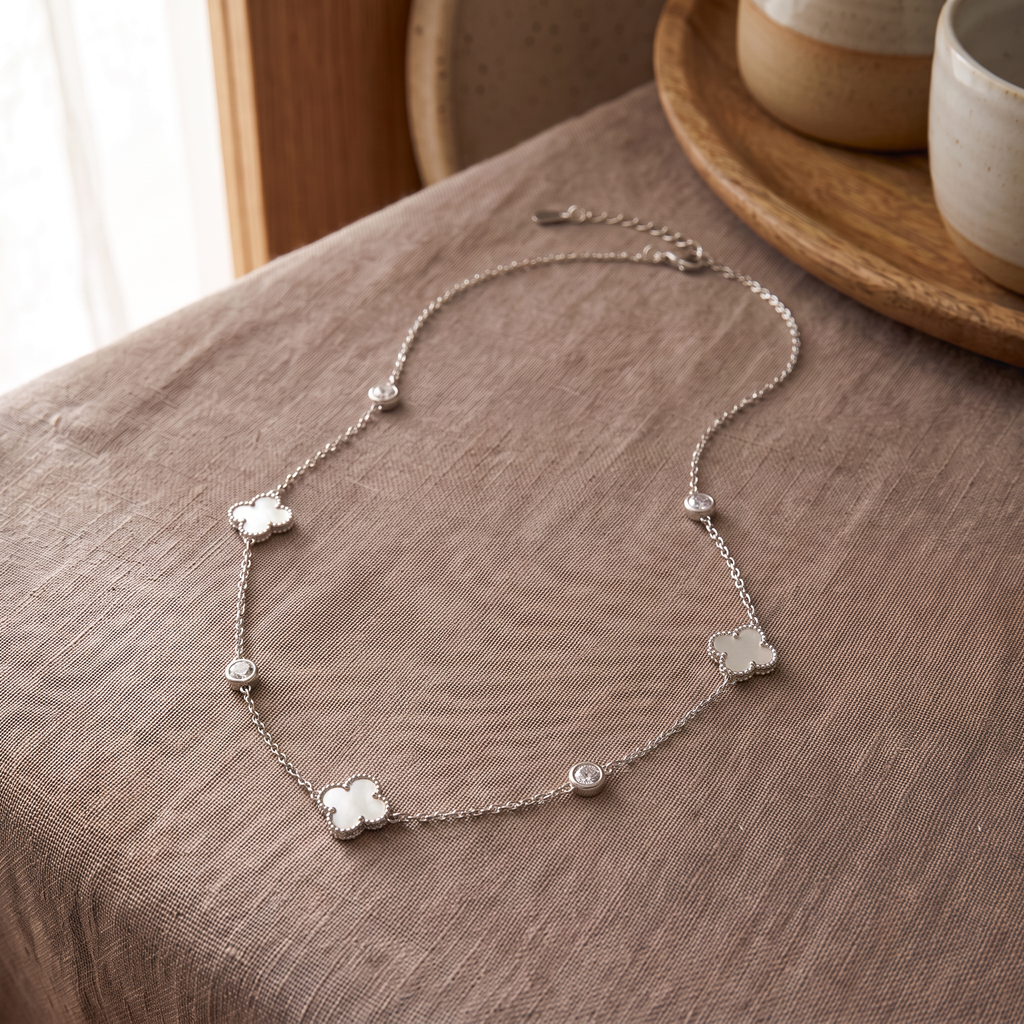 Collier ras de cou trèfle à strass, porté en tenue, argenté