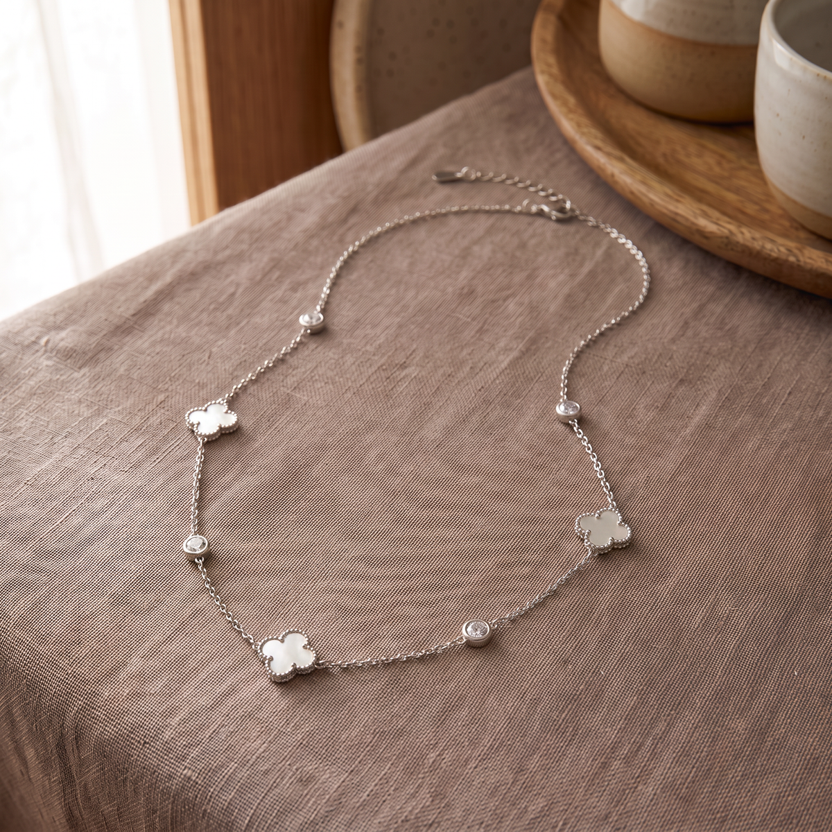 Collier ras de cou trèfle à strass, porté en tenue, argenté