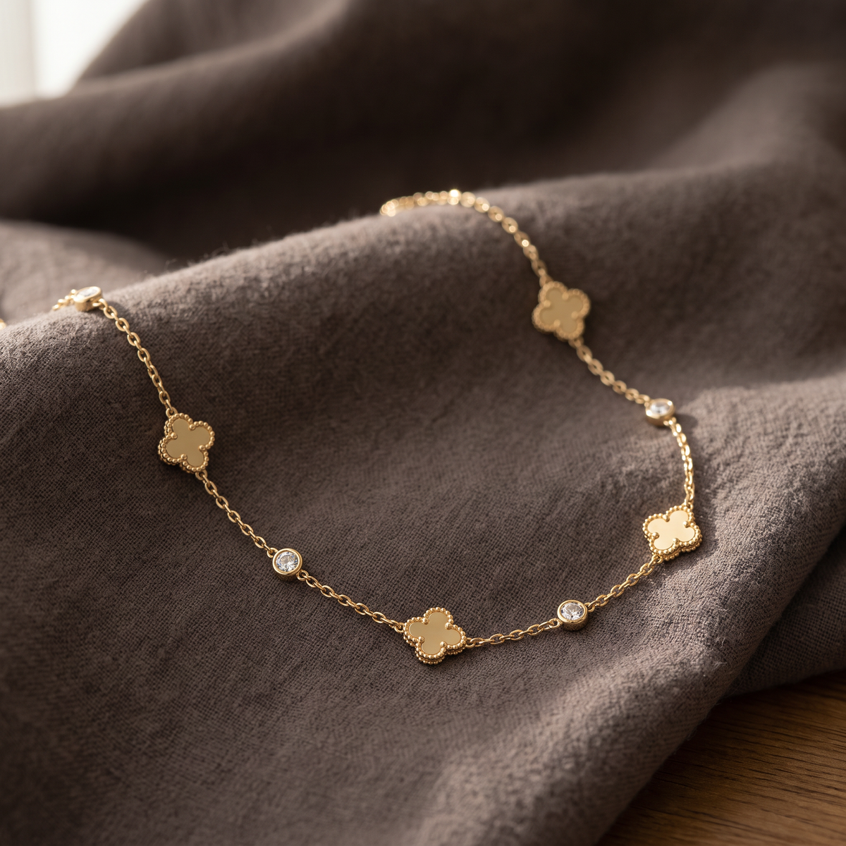 Collier ras de cou trèfle à strass, porté en tenue, doré
