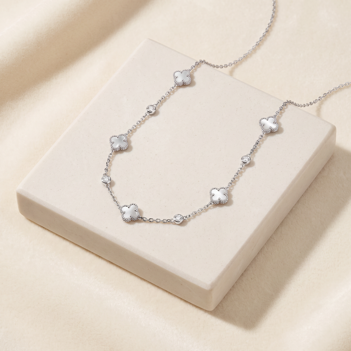 Collier ras de cou trèfle à strass — Argenté