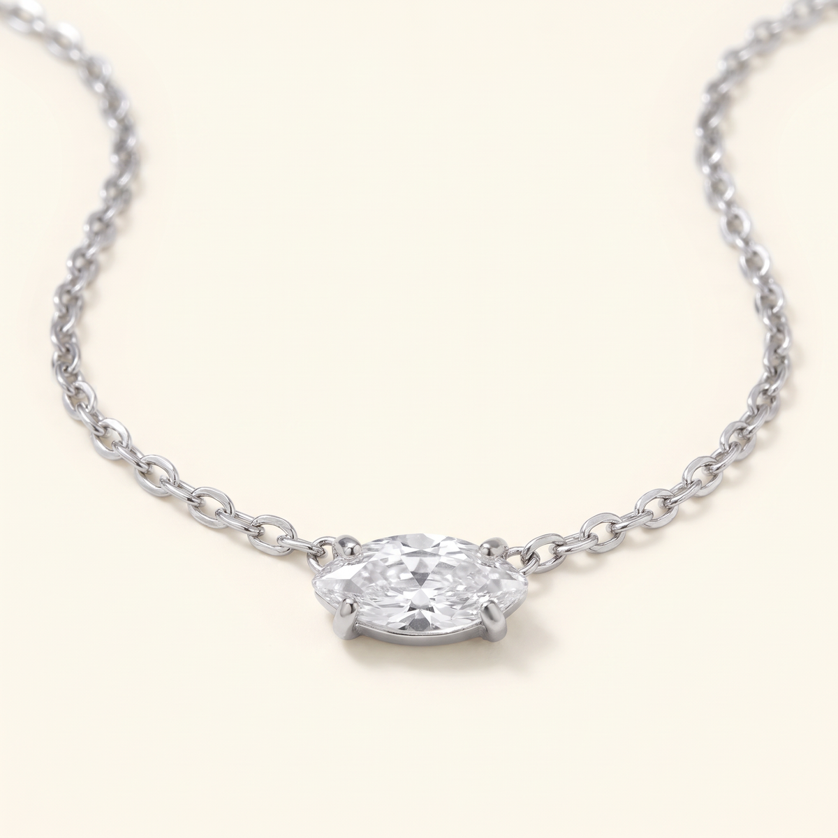 Collier ras de cou à strass, détail du motif, argenté