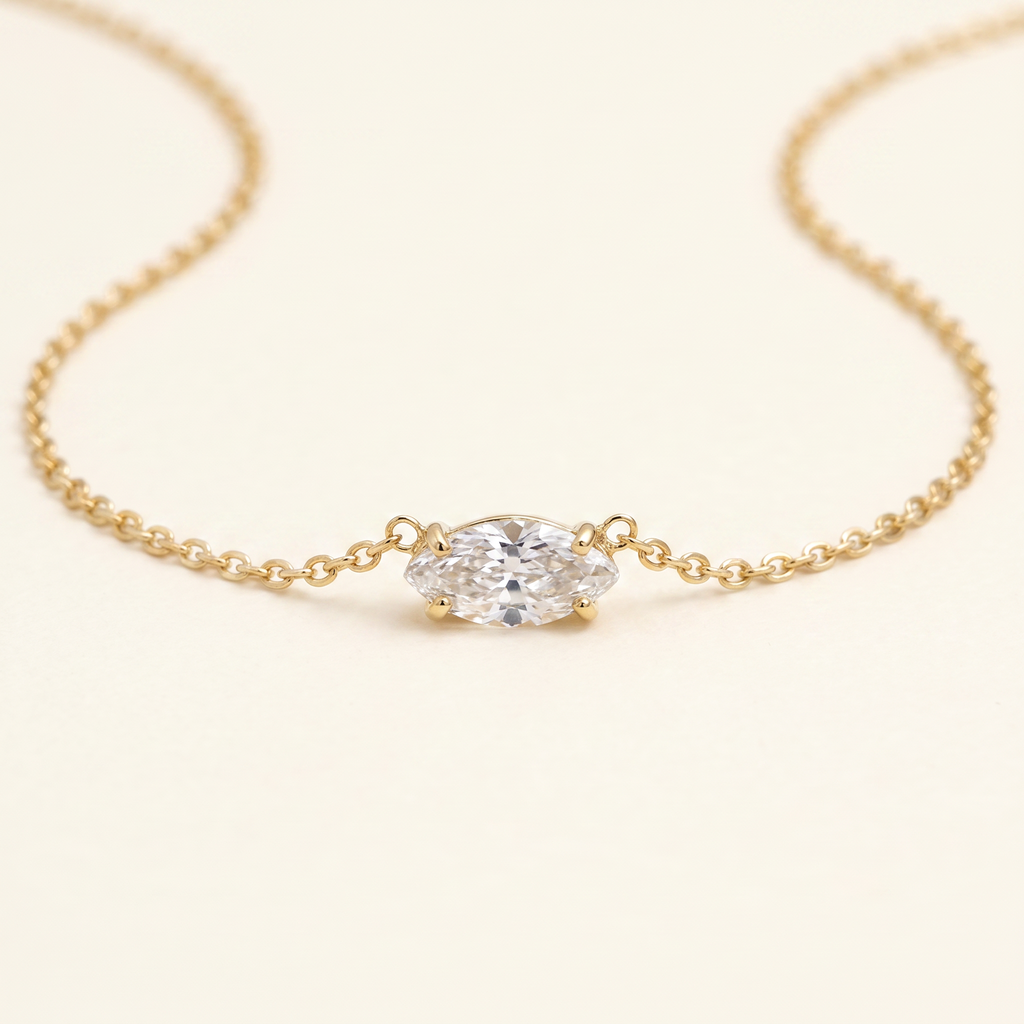 Collier ras de cou à strass, détail du motif, doré