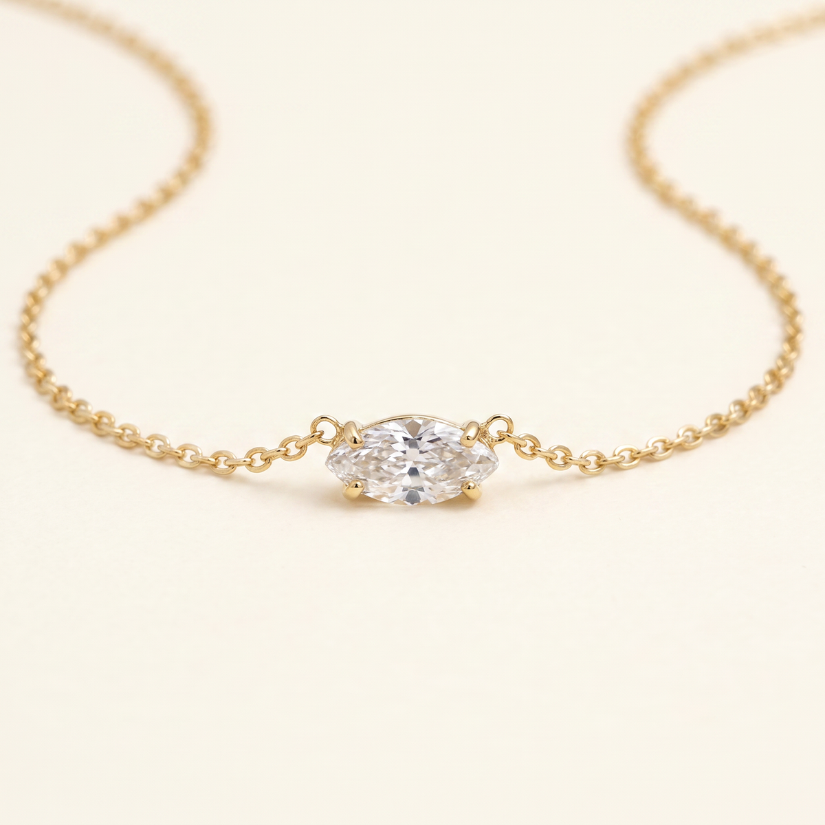 Collier ras de cou à strass, détail du motif, doré