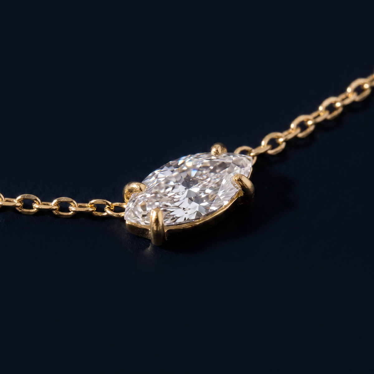Collier ras de cou à strass, motif en gros plan