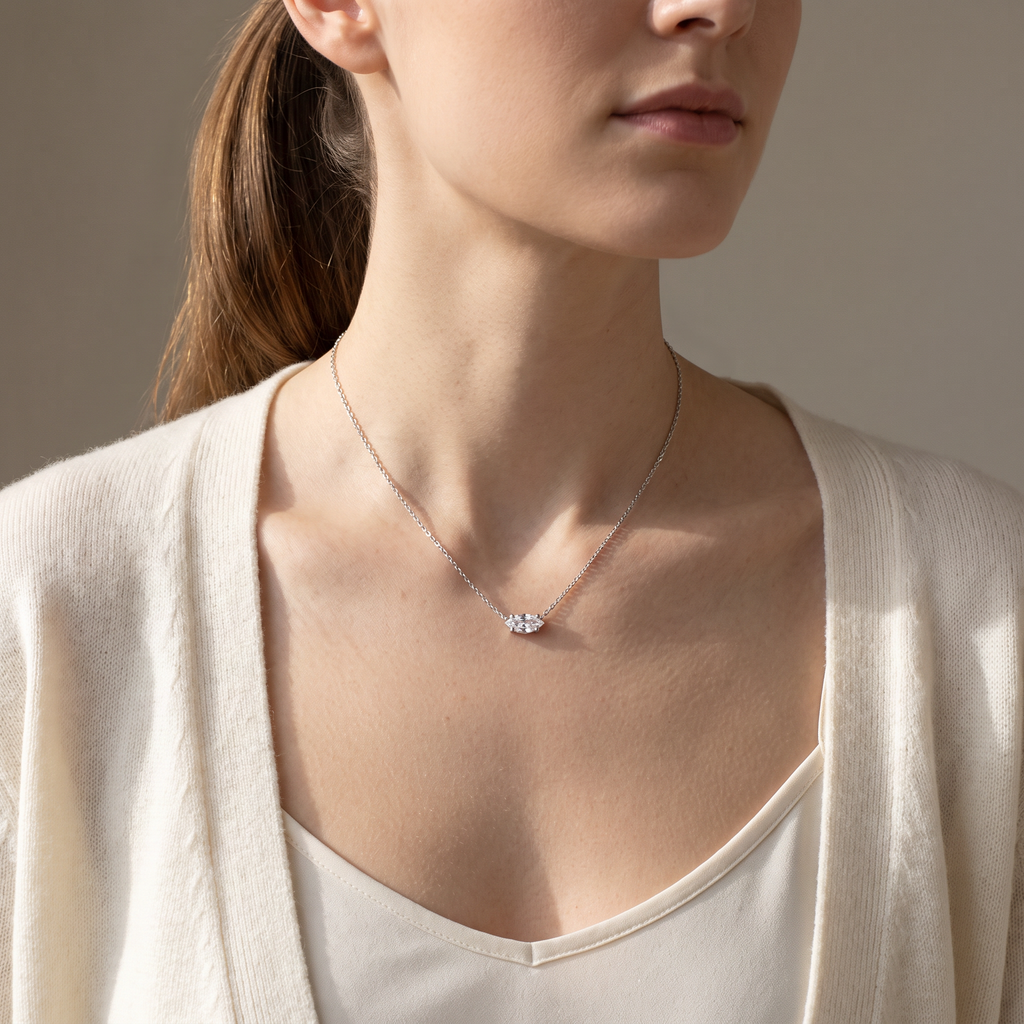 Collier ras de cou à strass, porté mi-corps, argenté