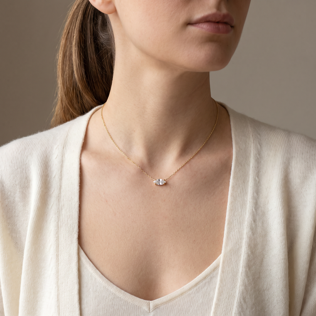 Collier ras de cou à strass, porté mi-corps, doré