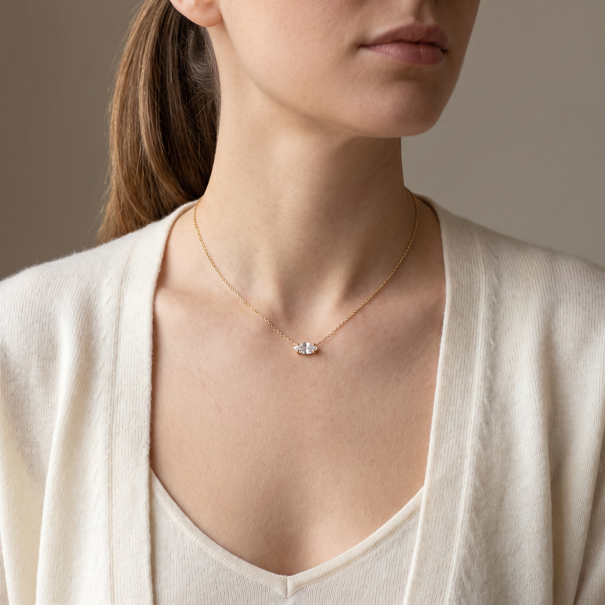 Collier ras de cou à strass, porté mi-corps, doré