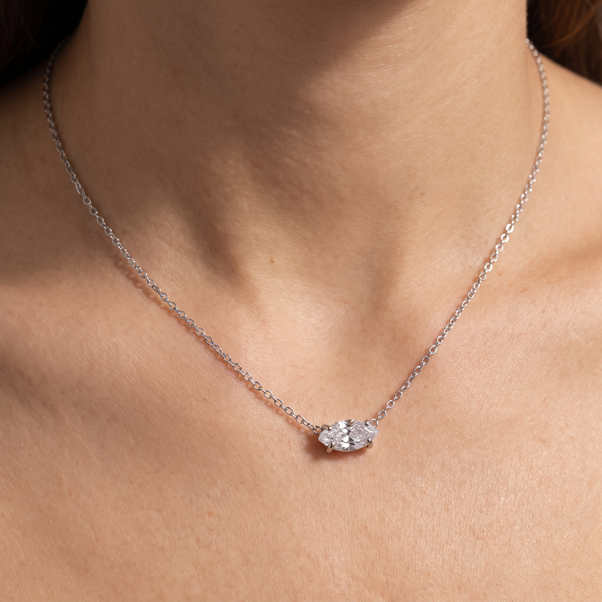 Collier ras de cou à strass, porté, argenté