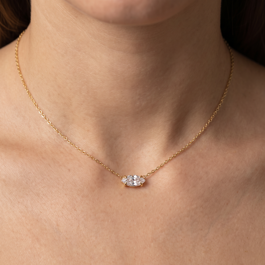 Collier ras de cou à strass, porté, doré