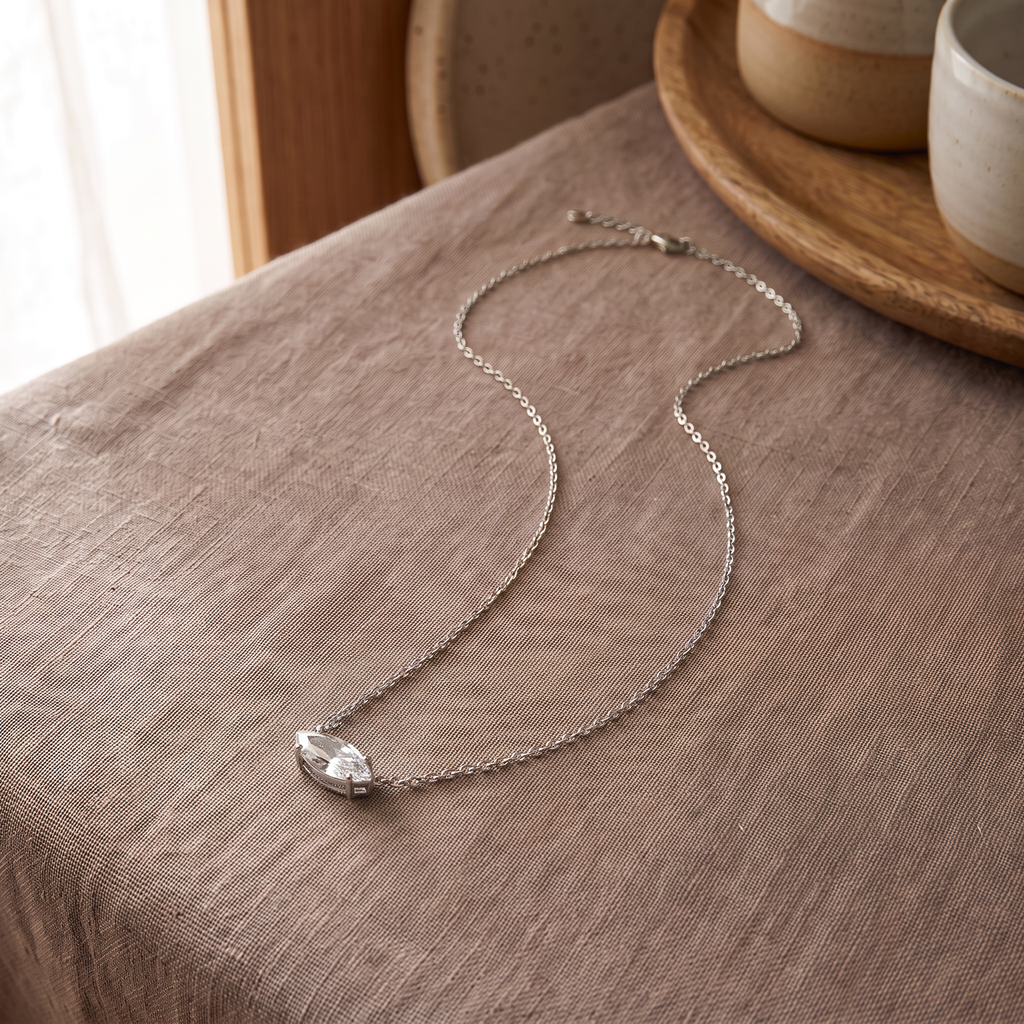 Collier ras de cou à strass, porté en tenue, argenté