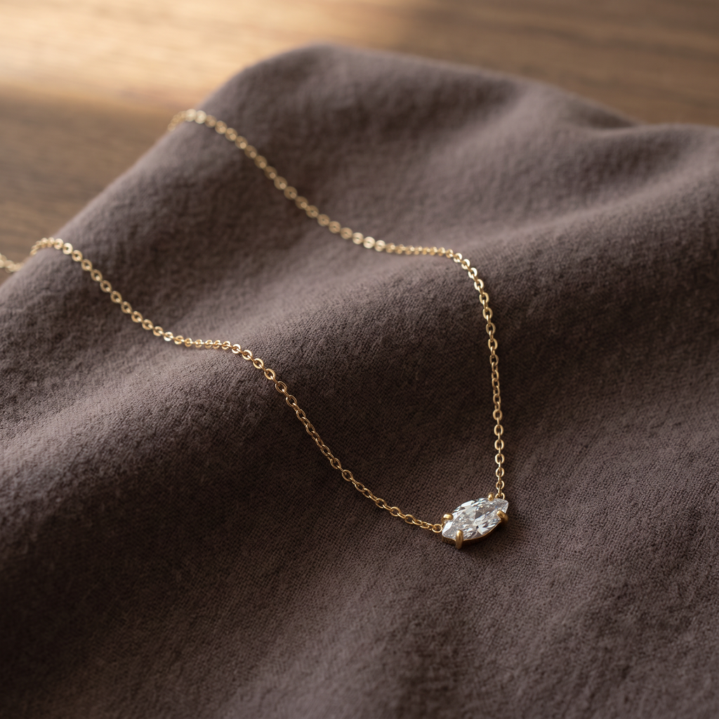 Collier ras de cou à strass, porté en tenue, doré