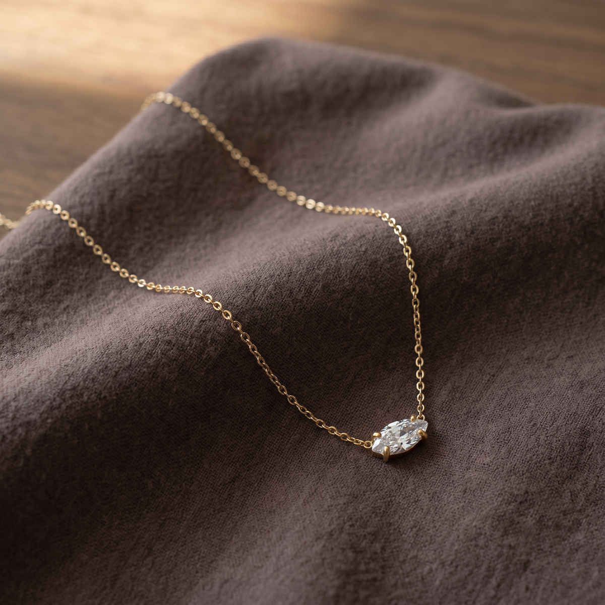 Collier ras de cou à strass, porté en tenue, doré