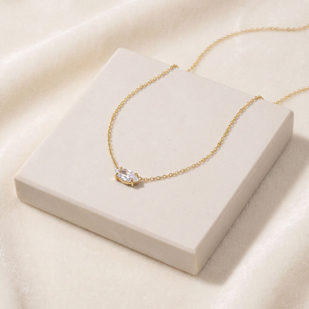 Collier ras de cou à strass — Doré