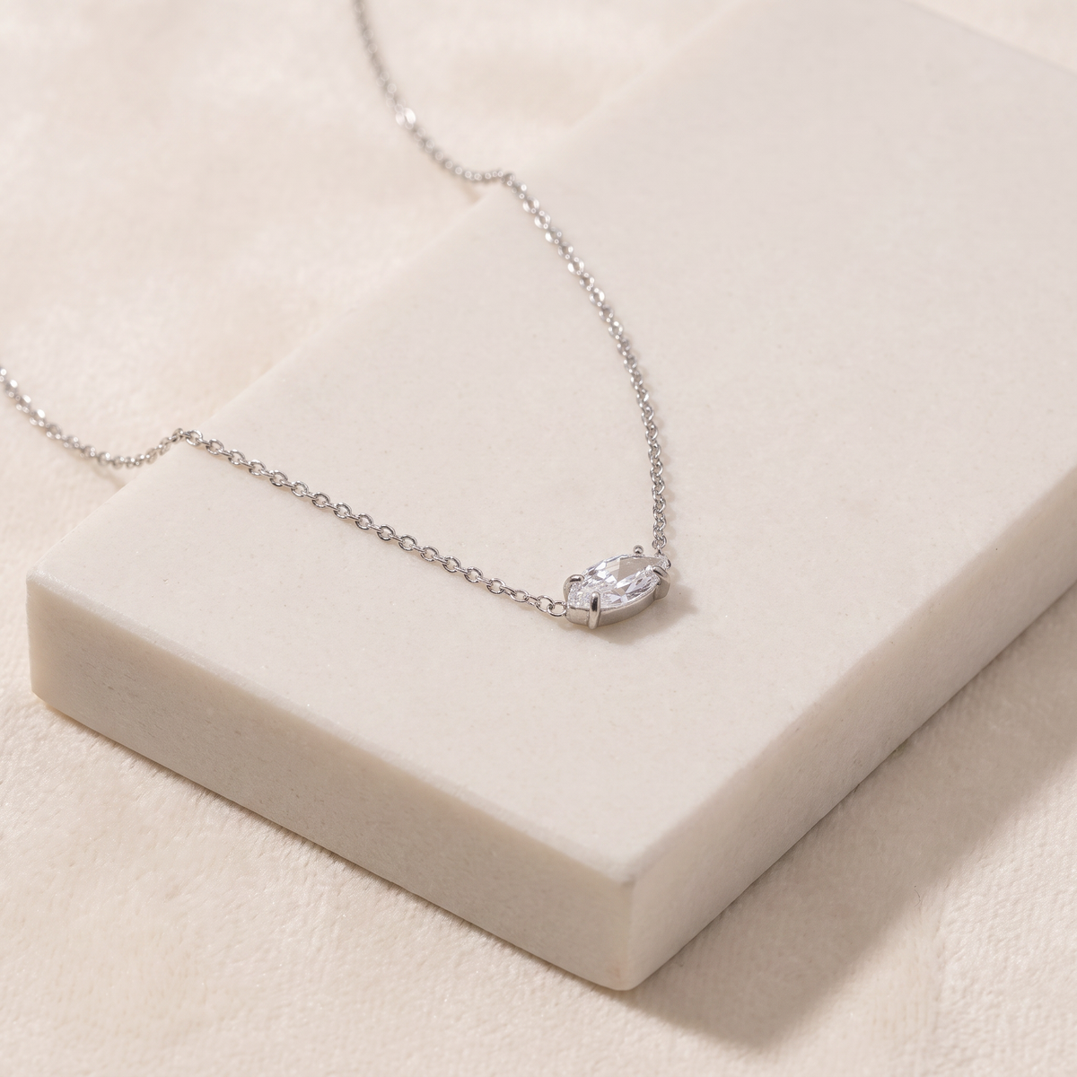 Collier ras de cou à strass — Argenté