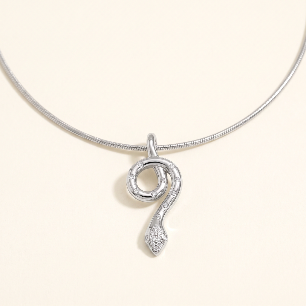 Collier ras de cou serpent à breloques, détail du motif, argenté