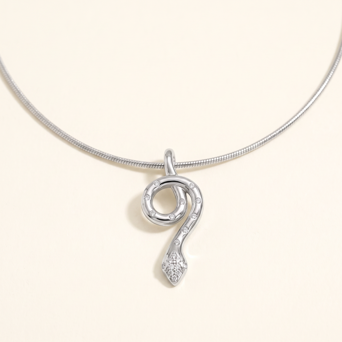 Collier ras de cou serpent à breloques, détail du motif, argenté