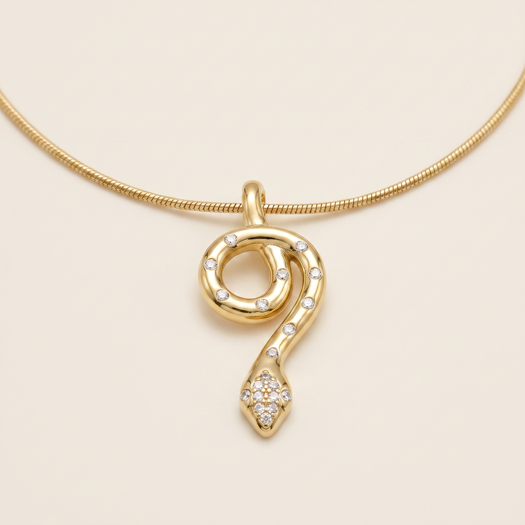 Collier ras de cou serpent à breloques, détail du motif, doré