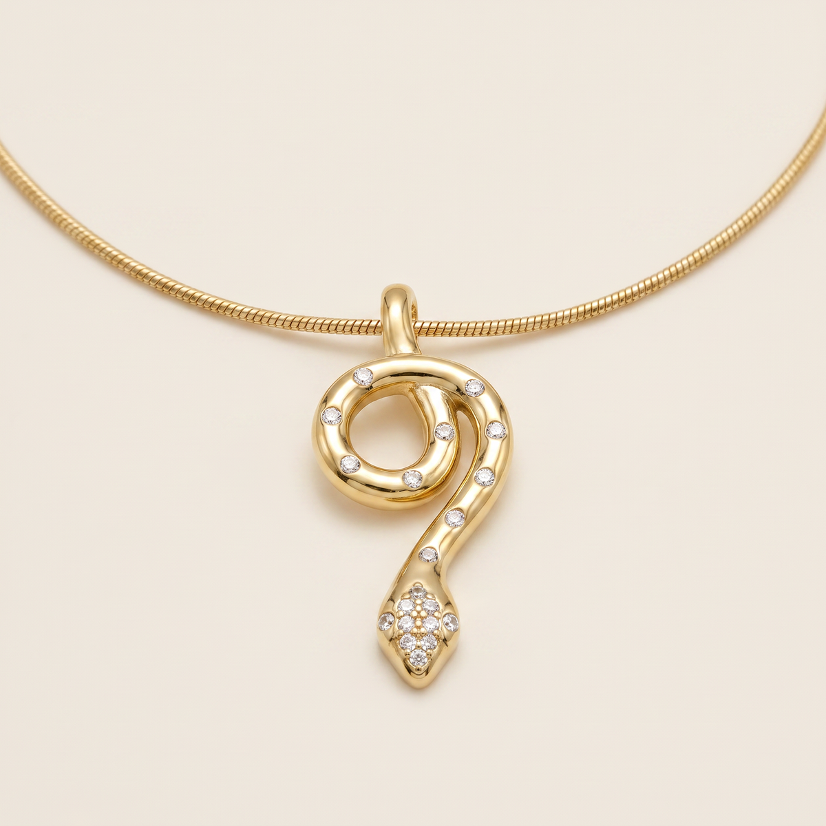 Collier ras de cou serpent à breloques, détail du motif, doré