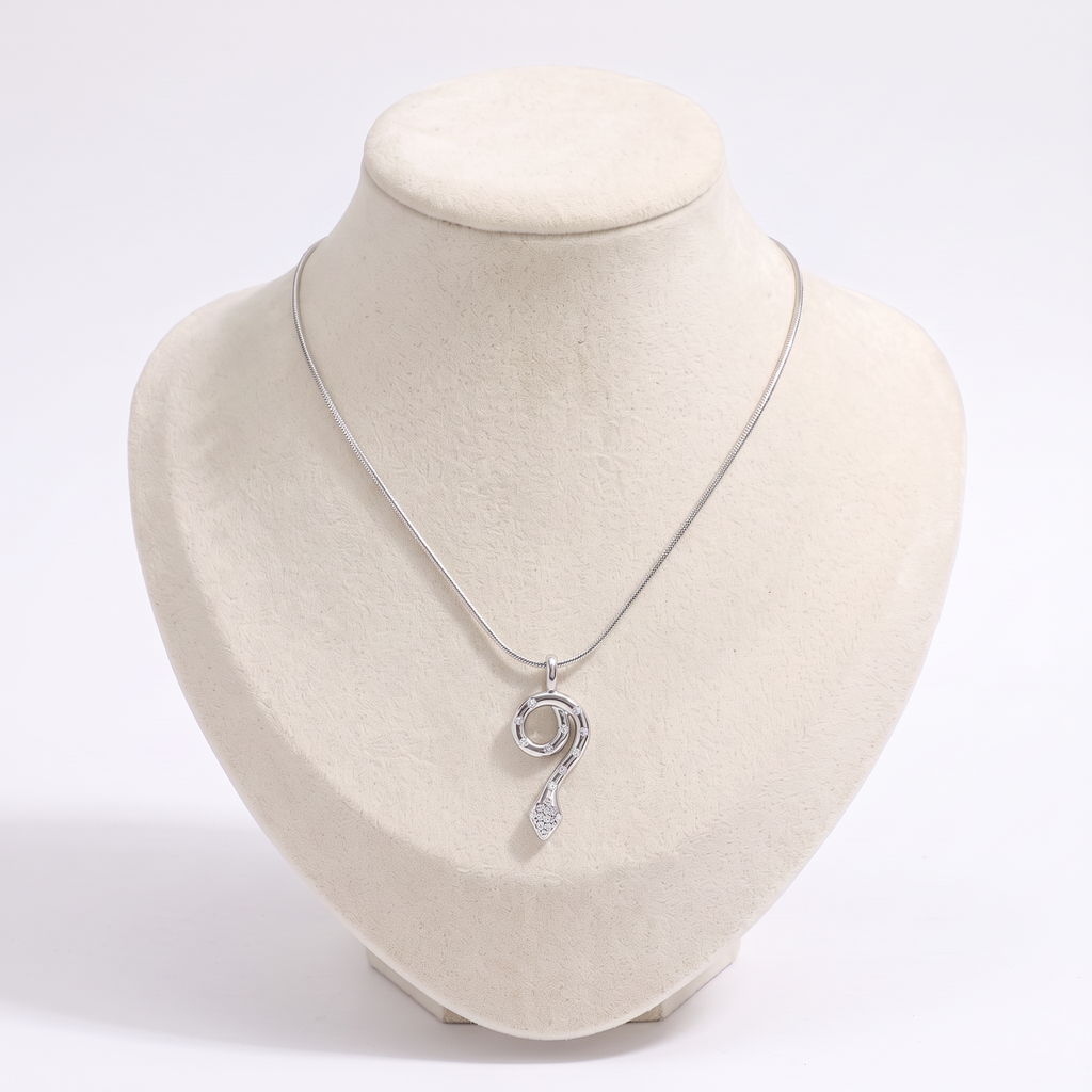 Collier ras de cou serpent à breloques, vue de face, argenté
