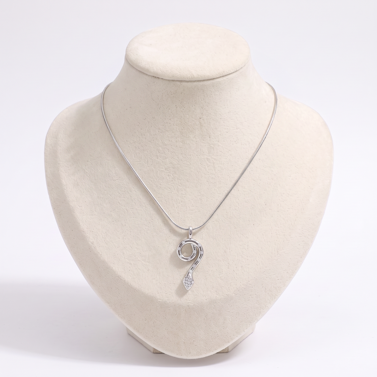 Collier ras de cou serpent à breloques, vue de face, argenté